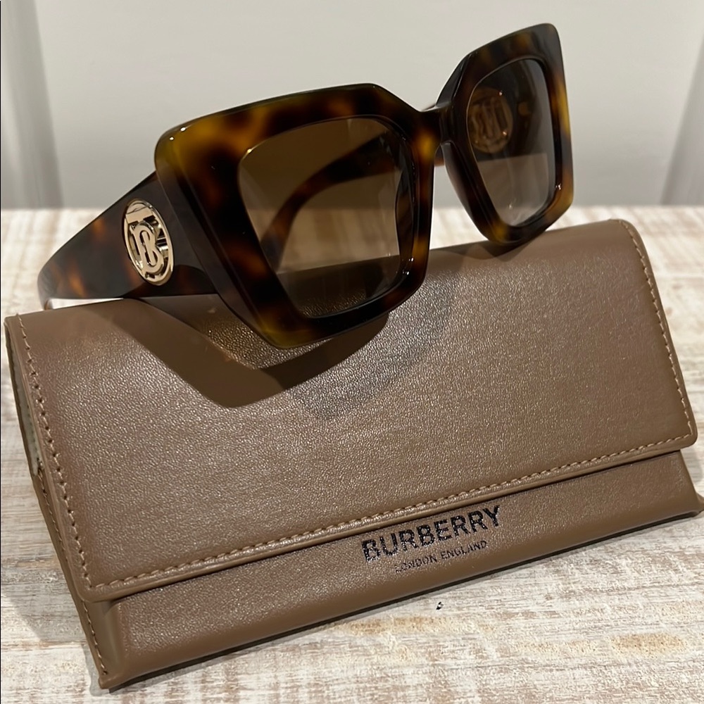 Burberry Daisy Light Havana Brown Sunglasses with Case NWOT